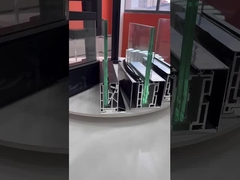 Platzsparendes Glasgeländersystem, das für moderne Räume eine individuelle Eleganz bietet