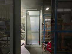 अत्यंत संकीर्ण टिका हुआ दरवाज़ा