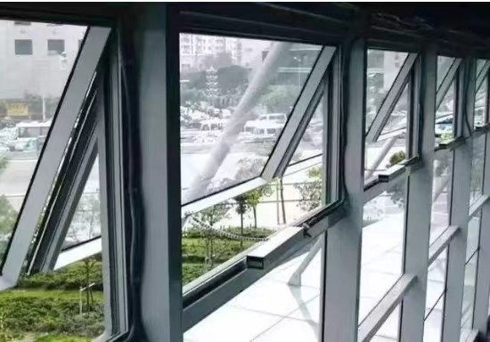 Harga yang bagus Aluminium Upper Hang Window di Powder Spraying dengan fitur kedap suara dan isolasi on line