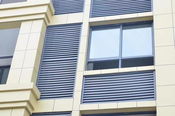 Dobra cena. Niestandardowe aluminiowe żaluzje o wysokiej wytrzymałości w Internecie