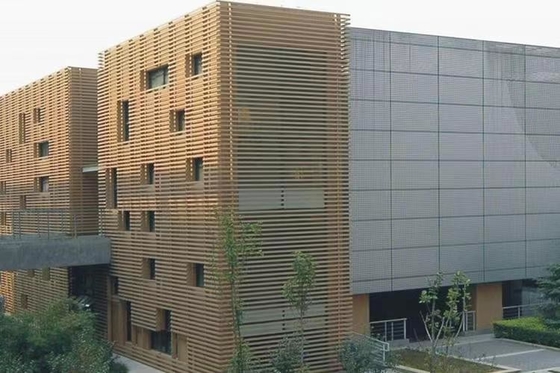 Buen precio Fácil de instalar Rejilla de aleación de aluminio personalizada para una decoración exterior sostenible en línea