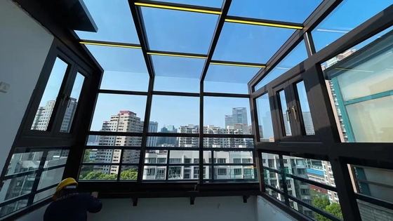 Buen precio Casa de vidrio resistente a la intemperie moderna con marco de aleación de aluminio para una vida elegante en línea