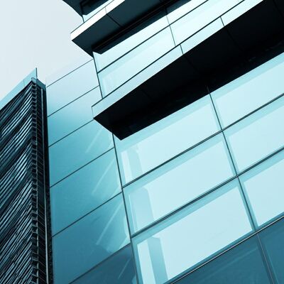Bon prix Paroi de rideau en verre durable avec réglage de la lumière avancé Durable et solution pour les façades commerciales et institutionnelles online