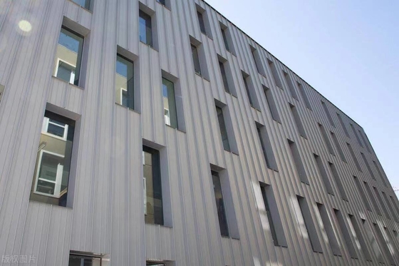 Bon prix Parement de rideau en alliage d'aluminium résistant aux intempéries avec bonne isolation acoustique en ligne