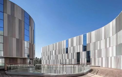 Buen precio Panel de pared de cortina de aleación de aluminio de aislamiento acústico y térmico superior con envoltura de polietileno de contracción libre en línea