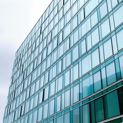 Buen precio Pared cortina de vidrio de color personalizable con diseño personalizado para fachadas de edificios innovadores y soluciones exteriores en línea